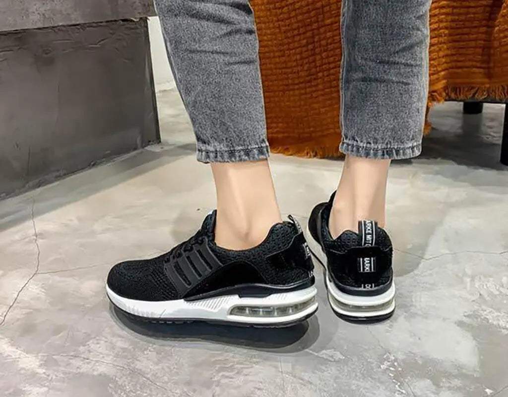 Fashionable, stylish, sport shoes, running shoes, everyday sneakers, breathable design, aircushioning, heel support, elastic closure, easy slip in. black trainers